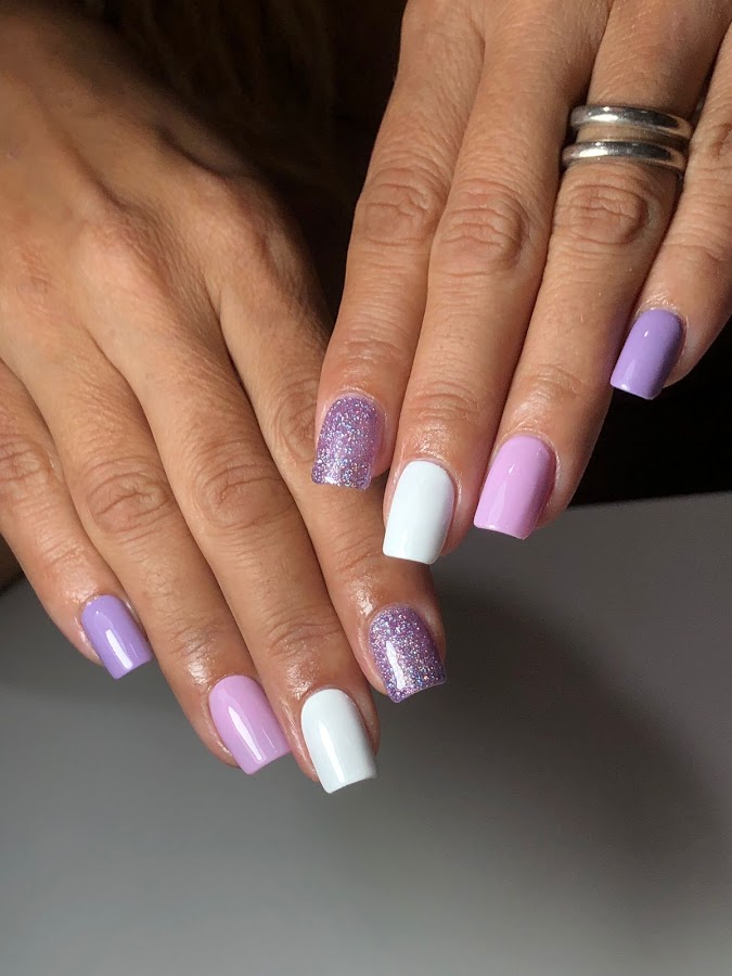 Manicura semipermanente en tonos pastel realizada en Magnolia Beauty Spa